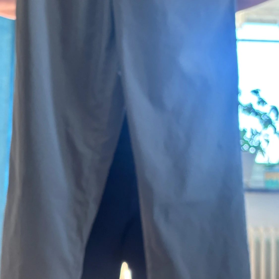 Grå ribbade mjukisbyxor med svart band - 1