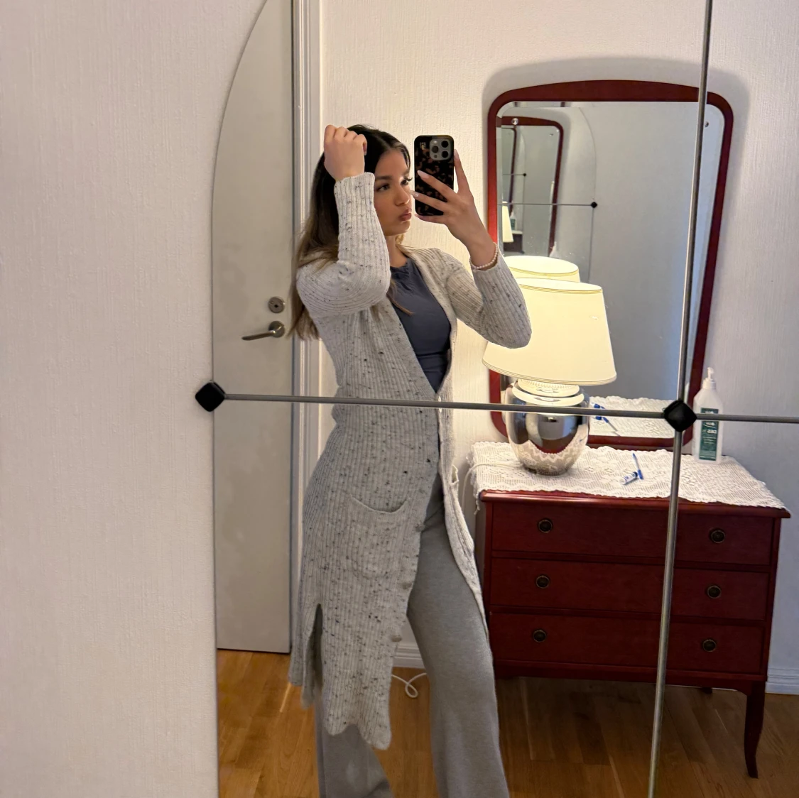 Ljusgrå lång kofta med fickor - 1