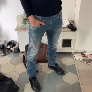 Replay Anbass Hyperflex jeans  - Säljer ett par riktigt snygga jeans från replay i modellen anbass hyperflex, skriv om du har några funderingar eller frågor!