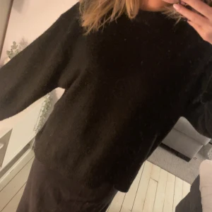 Svart stickad tröja - Mysig svart stickad tröja med rund hals och långa ärmar. Perfekt för kyligare dagar och enkel att matcha med olika outfits. Använd fåtal gånger, fint skick och inte så nopprig. I storlek xs från lager 157🩷 Använd köp nu så postar jag s snart som möjligt!