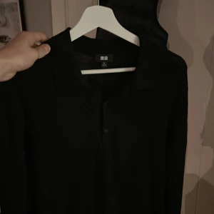 Långarmad Pike - Säljer nu denna fräscha och sköna långarmade piken från Uniqlo i storlek M!