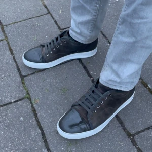 Lanvin skor - Säljer ett par fina och unika lanvins i storlek 44. Mycket bra skick på skorna. Har dock några defekter som man ser på sista bilden. Skon är lite uppsliten där bak vid hälen på inersidan av skon. Annars är skorna i top skick. Skulle säga 10/7 skick.