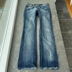 Lågmidjade jeans  - Så snygga jeans som tyvärr inte passar mig och har därför ingen bild på! Midjemått tvärsöver: 39cm Midjehöjd: 21cm Inerbens längd: 83cm💕