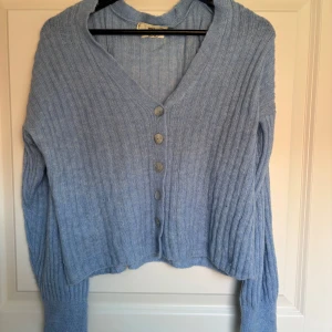 Ljusblå kofta  - Mysig ljusblå kofta från Mango i ullblandning. 