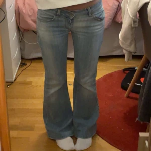Ljusblå lowwaist bootcut jeans - Midjemått 37 tvärsöver, innerbenslängd 70 och grenhöjd 19🩷Skriv om du har frågor