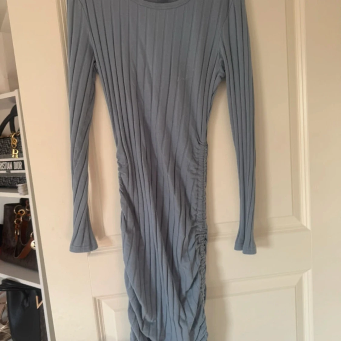 Ljusblå ribbad långklänning med rynkade detaljer - 2