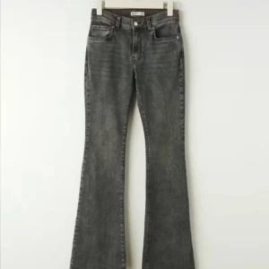 Gråa bootcut jeans från Gina Tricot - Säljer ett par svarta/gråa bootcut jeans från Gina Tricot, då de inte kommer till någon användning längre. modell Perfect Jeans💗