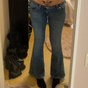 True religion jeans - Lågmidjade & flared True religion jeans, i stilen "flare sn". Har knappt använt så dom är i bra skick! Jag är 174cm för referens