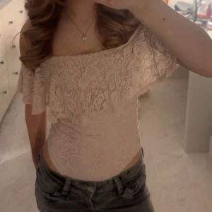 Spets offshoulder body - Superfin ljusrosa spets body med volang☺️💗