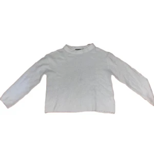 Vit stickad tröja  - Köpte för 100kr nästan aldrig använt  Kom privat för mer bilder