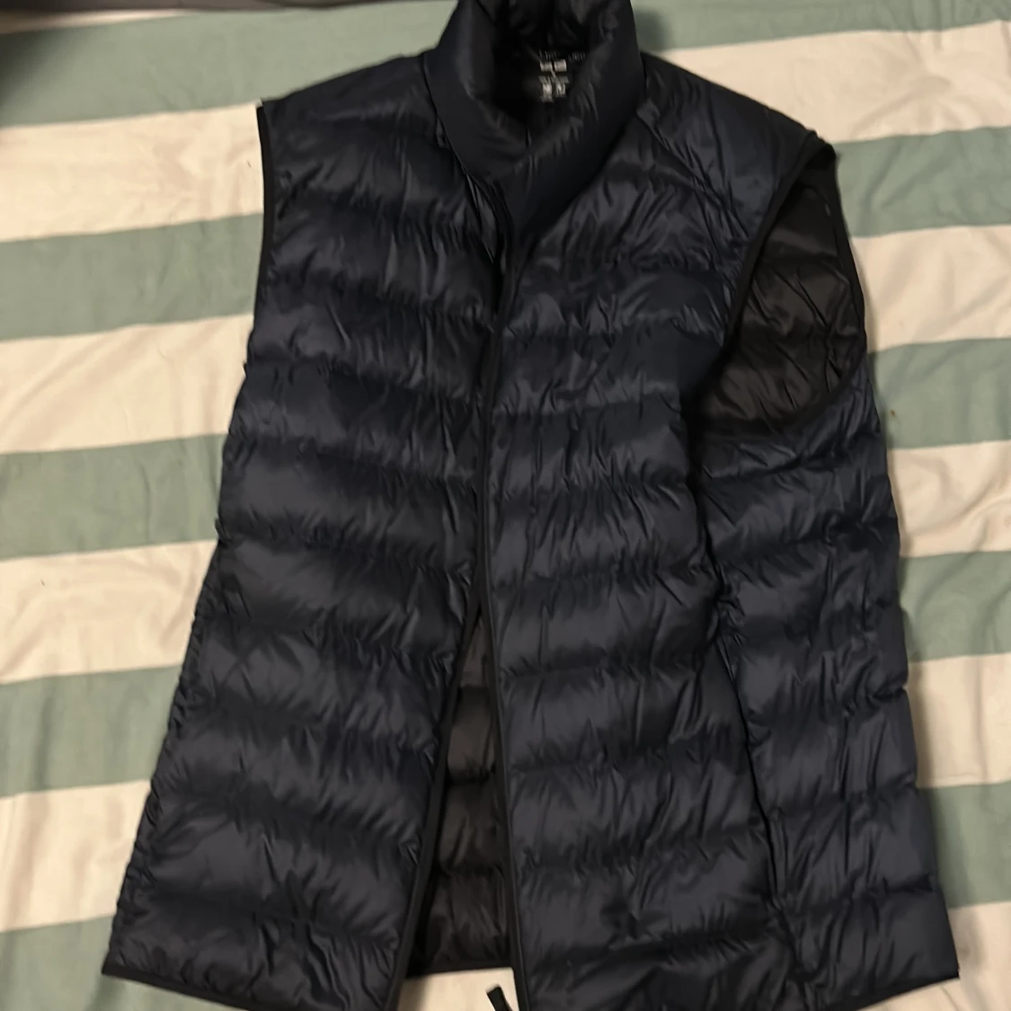 Svart dunväst från Uniqlo - 1