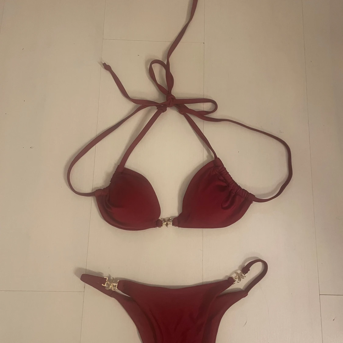 Vinröd bikini med gulddetaljer - 3