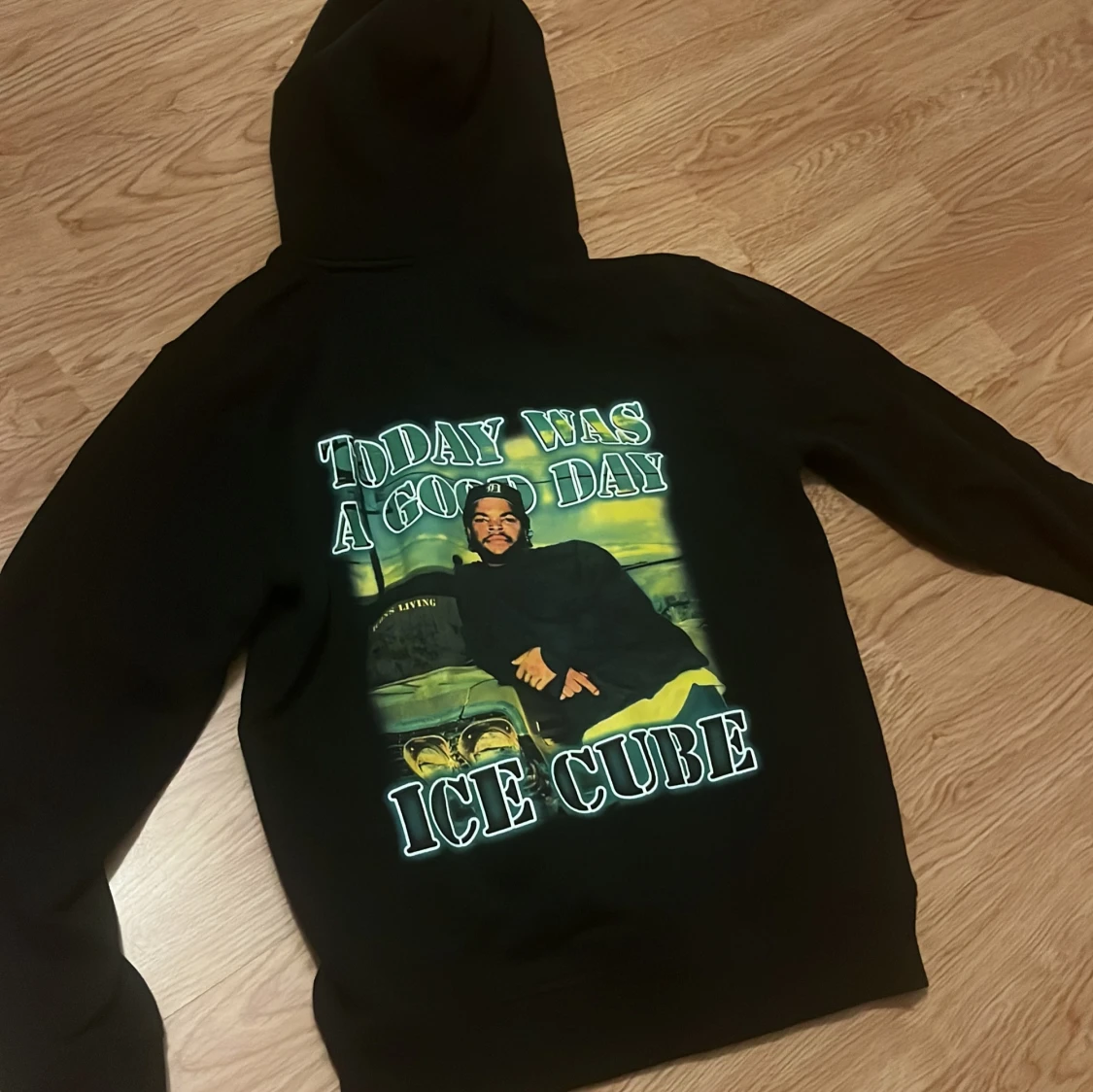 Svart hoodie med Ice Cube-tryck använd 1 gång - 1