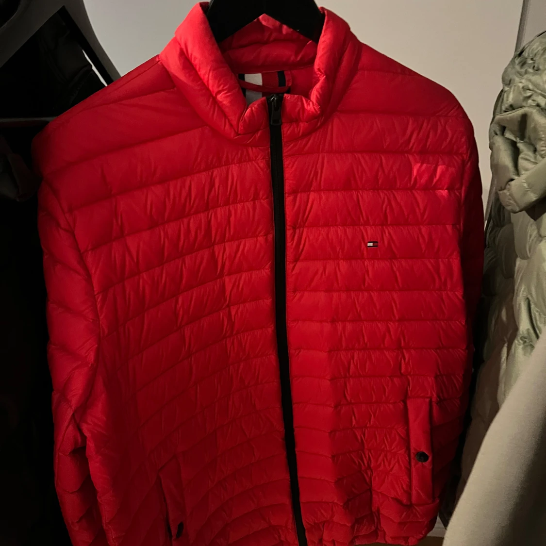 Röd pufferjacka från Tommy Hilfiger