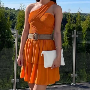 Klänning - Säljer denna fina aprikosa/orangea klänning🧡BÄLTET INGÅR INTE. Klänningen passar både S/XS.