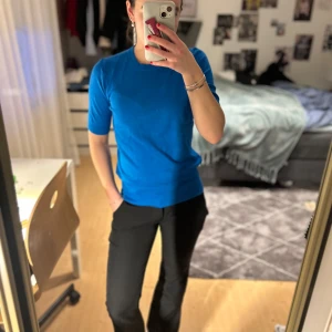 Blå kortärmad tröja - Säljer en blå tröja från Zara, använd ett fåtal gånger.