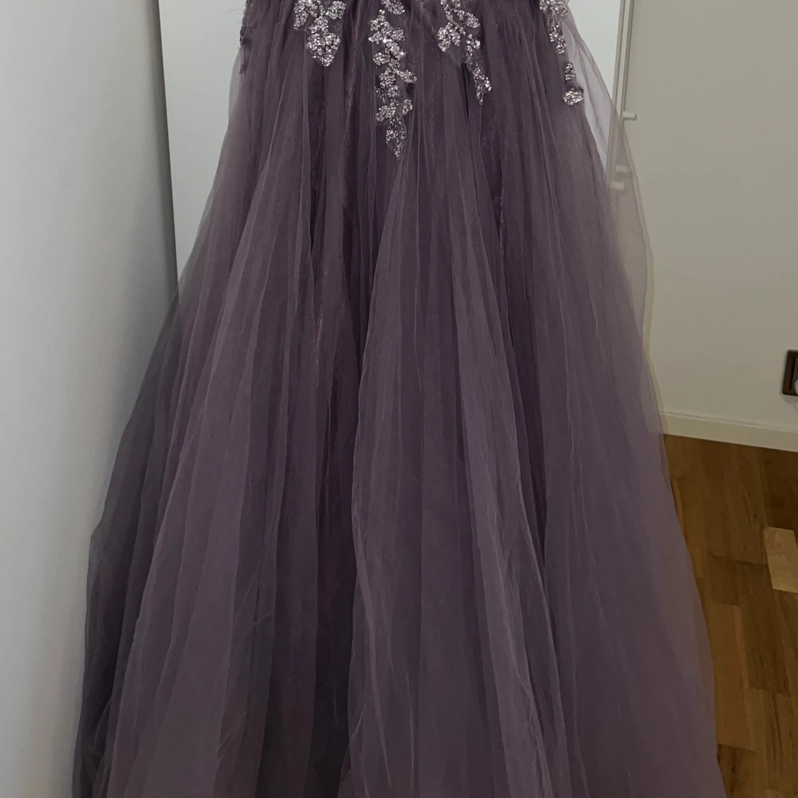 Ljuslila långklänning med glitter från Abiyenial