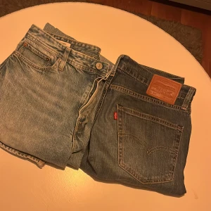 Ett par klassiska Levis jeans och ett par Jack o Jones  - Säljer två par Levis jeans i olika blå nyanser. Båda har klassisk femficksdesign, synliga nitar och Levis-lapp bak i midjan. Perfekta för dig som gillar tidlös denimstil. Passar till det mesta och är ett måste i garderoben.