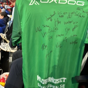 Grön innebandytröja från Oxdog Umeå - Säljer en grön innebandytröja från Oxdog med flera sponsorloggor på framsidan och autografer på baksidan. Tröjan är från torengruppen och alla i lagets autografer är med på den inklusive världens bästa innebandyspelare. Tröjan har korta ärmar och rund hals. Perfekt för dig som gillar innebandy eller vill ha en unik supportertröja från Umeå. Storlek 164. Kontakta mig om pris om du är intreserad . Priset kan diskuteras.