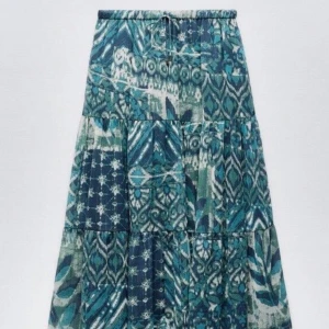 Mönstrad långkjol - Säljer en långkjol med bohemiskt mönster som är blå/grön. Har använts ett fåtal gånger och är i nyskick. Säljs på grund av att den är för kort för min smak❣️