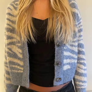 Blå och vit zebramönstrad kofta - Säljer en mysig kofta med zebramönster i blått och vitt. Passar till alla tillfällen! 