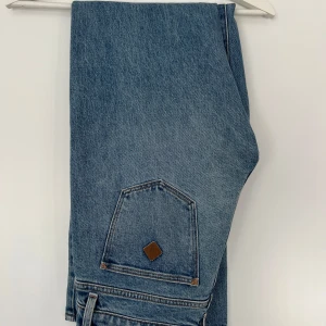 Abrand Jeans  - Säljer nu mina fina Abrand Jeans 99 low straight som tyvärr aldrig kom till användning. Endast provade. ( inte samma färg på sista bilden som på de jag säljer )