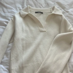 Vit stickad tröja med krage från Bik Bok - Säljer en fin vit stickad tröja från bikbok