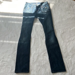 Rock & Rebuplic jeans - Rock republic jeans med scorpion modell, raka/bootcut och lågmidjade. Precis dem jeansens Megan Fox har på bilden. Pris går att diskutera! ❤️