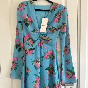 Adoore klänning - Så fin adoore klänning!!! I en ljusblå färg med blommor och prislappen kvar då den inte satt så bra mig❤️den är så fin till sommaren!! 