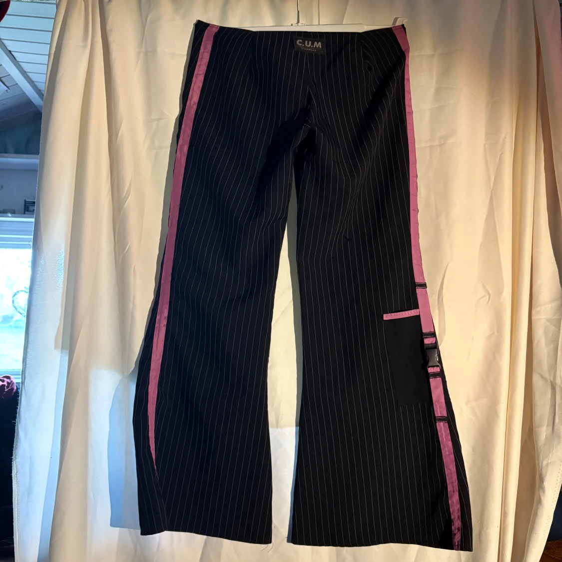 Svarta byxor med rosa detaljer från C.U.M clubwear - 1