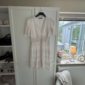 Vit spetsklänning med v-ringning - Superfin vit klänning från Gina Tricot med v-ringning och spetsdetaljer. Perfekt för sommarens tillfällen och student. Endast använd 1 gång (på min student)