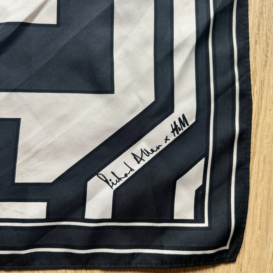 Svartvit scarf från Richard Allan x H&M - 2
