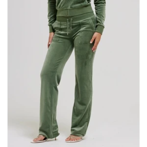 Gröna velourbyxor från Juicy Couture - Juicy couture byxor, har använt dom ett fåtal gånger. Dom är i nytt skick.