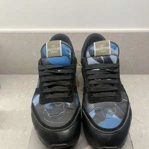 Valentino Rockrunner - Säljer ett par snygga Valentino Rockrunners i storlek 44 men passar även storlek 45. Box och dustbag tillkommer. Skorna är köpta i butik för 7500kr. Jag säljer skorna eftersom att jag aldrig andvänder dem. Det är andvända ett fåtal gånger. Priset går att förhandla!