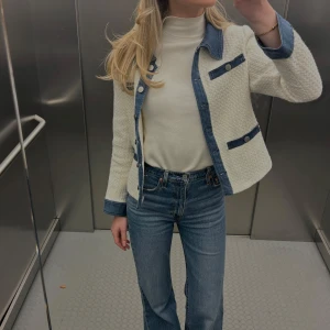 Kavaj - Sjukt fin kavaj med denimdetaljer😍 köpt secondhand och står tyvärr inget märke i