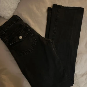 Svarta bootcut jeans med hål! - Säljer ett par svarta jeans med hål i! Ganska fint skick, har gjort hålen själv. Säljer då dem ej används längre!