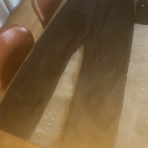 Svarta jeans från Just Junkies - Säljer ett par svarta jeans från Just Junkies i modellen Wider Black. Jeansen har raka ben och klassisk femficksdesign. Tillverkade i 100% bomull för en skön känsla och snygg passform.