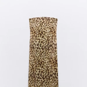 Leopardmönstrad axelbandslös klänning - Trendig axelbandslös klänning med leopardmönster. Klänningen har en rak och tight passform som ger en snygg siluett. Perfekt för dig som vill sticka ut med ett djuriskt mönster. Slutsåld på Zara