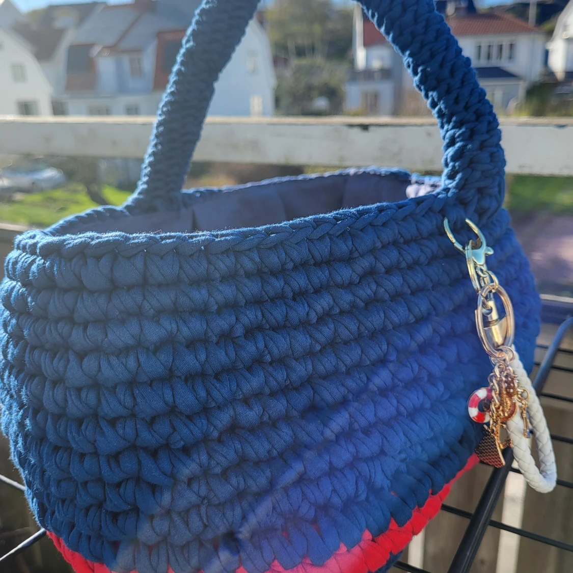 Handgjord blå stickad handväska med röda detaljer - 3