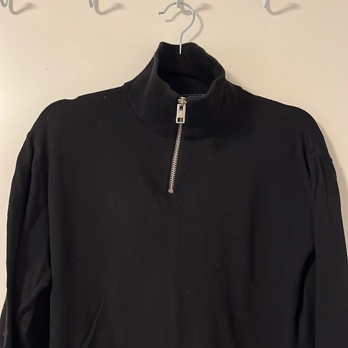 Svart tröja med dragkedja  - 2