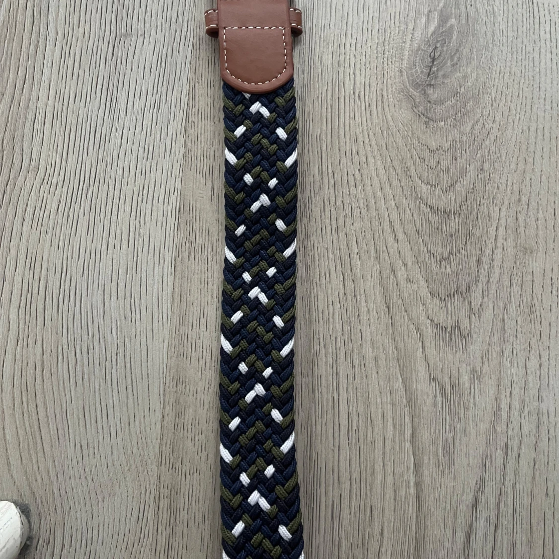 Flätat bälte med blå, grön och vit färg - 1