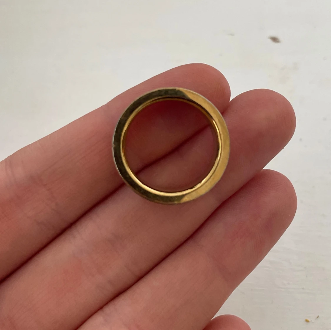 Bred guldfärgad ring med stenar från Edblad  - 1