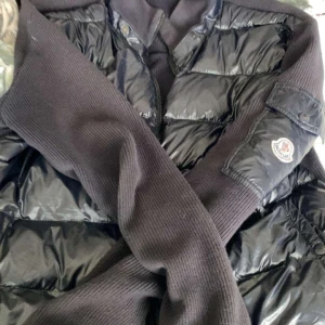Svart moncler cardigan säljer den för tappat bort luvan - !först t kvarn många på insta som vill men ger er chansen på Plick för de är en bättre sida o lita på