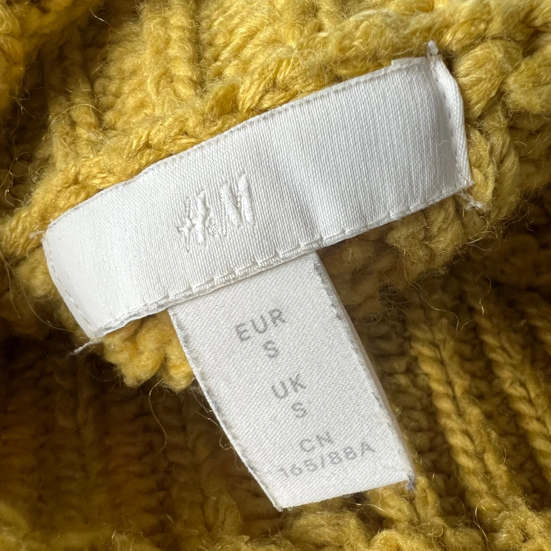 Gul ribbstickad polotröja från H&M - 1