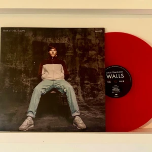 Walls vinyl - Säljer min louis tomlinson skiva då jag aldrig spelat den :( inga repor, nyskick, free gifts tillkommer🤭💗