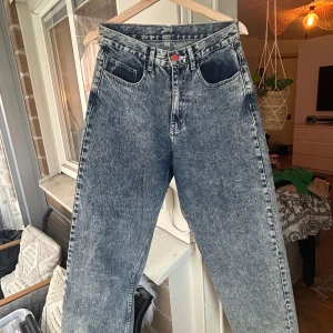 Acid wash jeansbyxor från Bewider - Säljer ett par grå acid wash jeansbyxor från bewider. Byxorna har hög midja och raka ben för en retro vibe. 