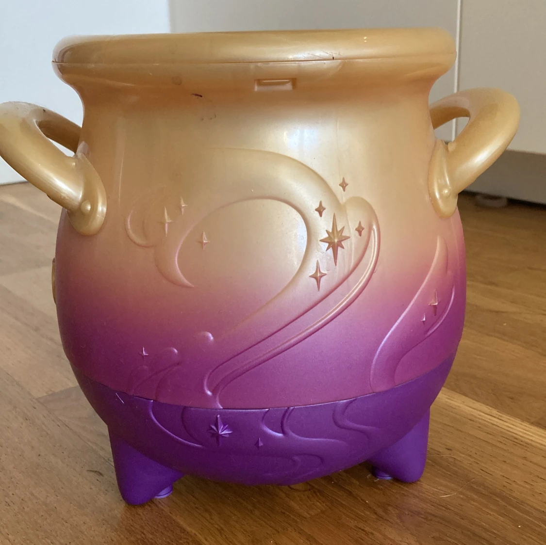 Magic Mixies med lila och beige färg kommer med docka och en stav. - 1