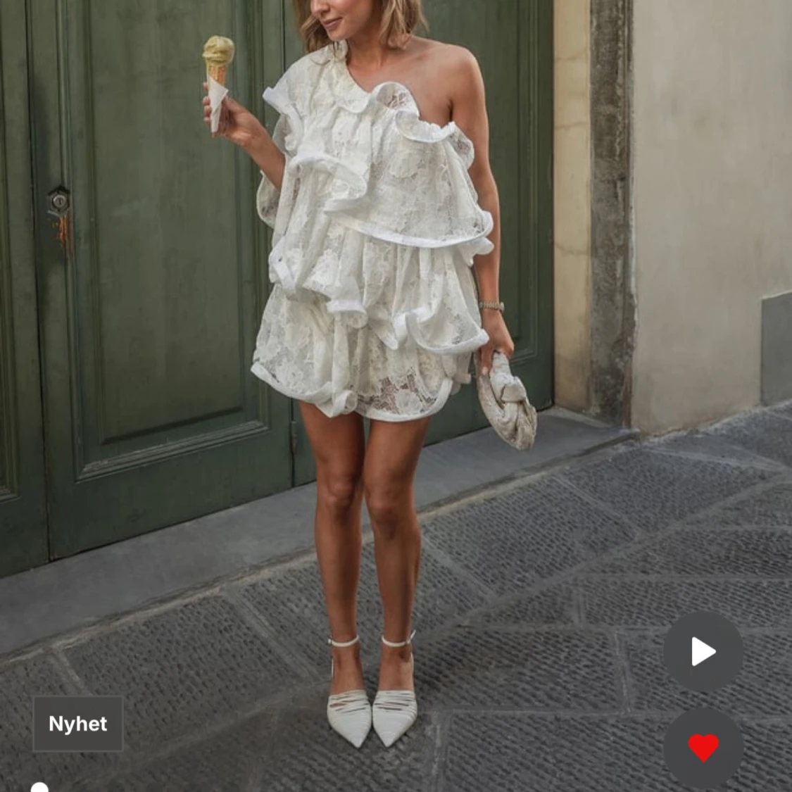 Vit volangklänning med spets och oneshoulder