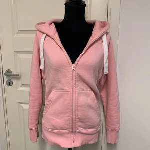 Russel merch set rosa  - Säljer hela sättet då de inte kommit till så mycket användning , sista bilden visar de små fläckarna på byxorna båda i storlek S