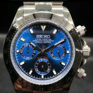 Blå kronografklocka från Seiko - Snygg Seiko kronografklocka med blå urtavla, silverfärgat armband och boett. Klockan har tre subdials, tydliga index och tachymeter på bezeln. Perfekt accessoar för dig som gillar sportig och stilren design.